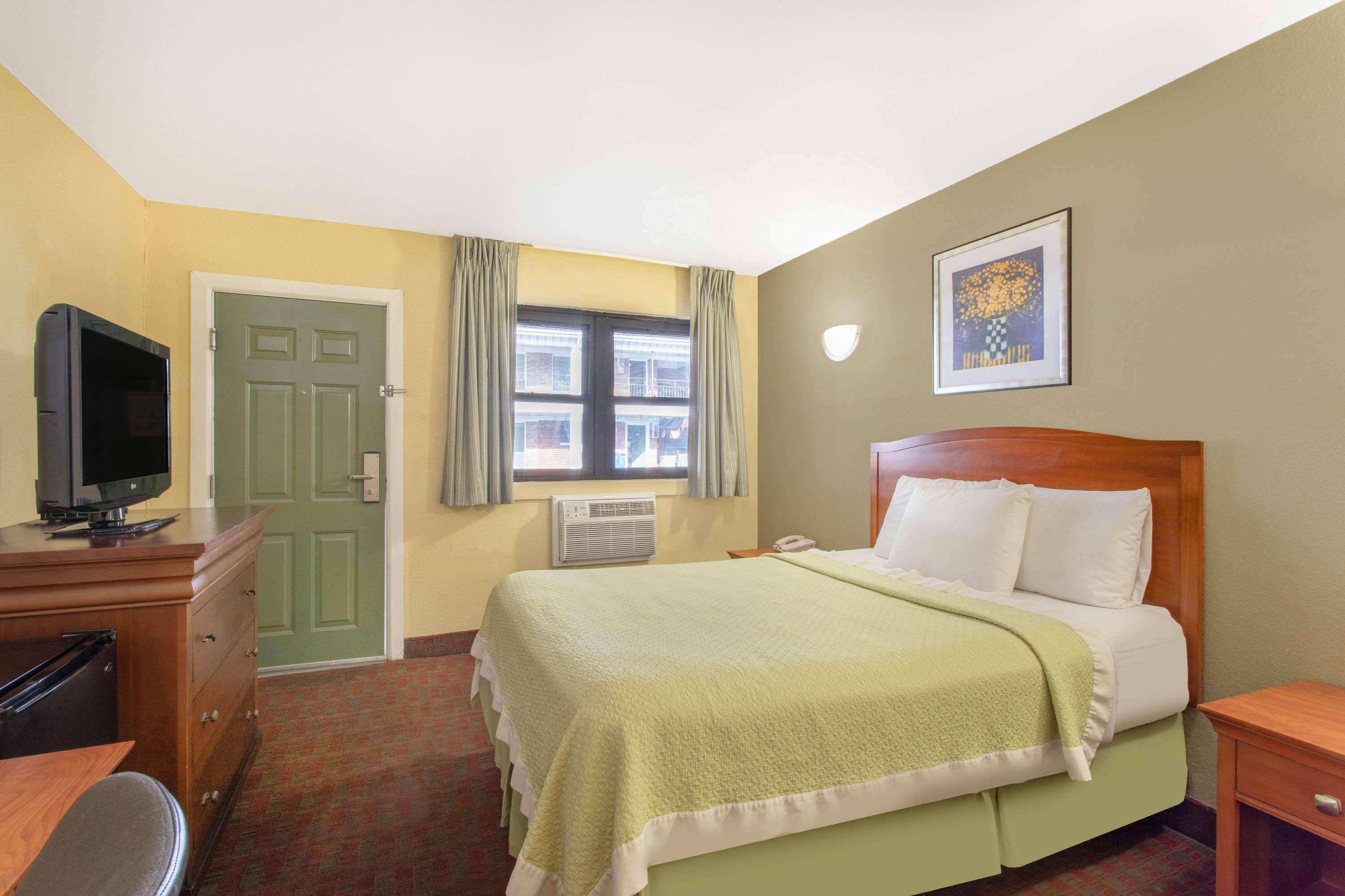 Days Inn By Wyndham Elmsford Eksteriør billede