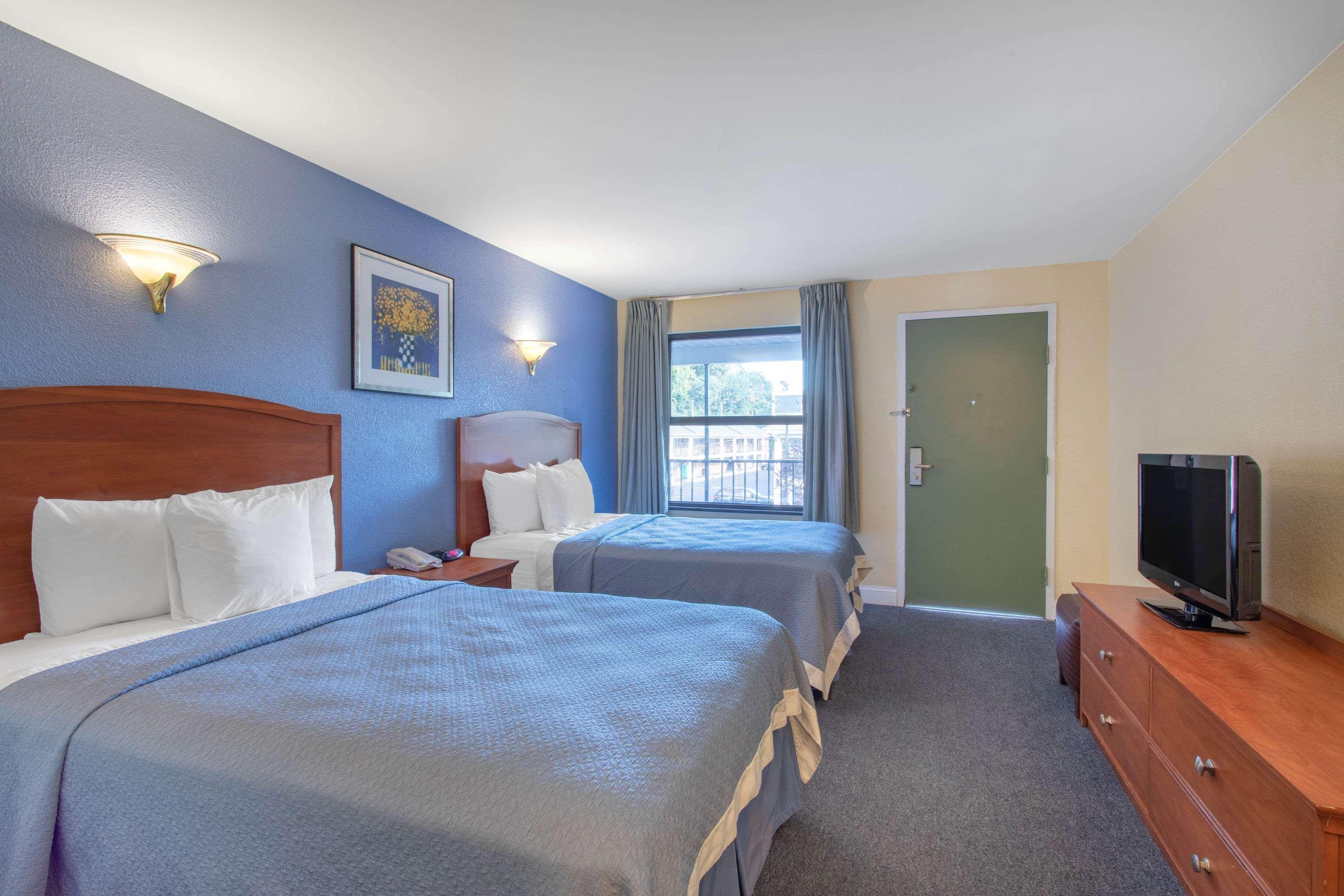 Days Inn By Wyndham Elmsford Eksteriør billede