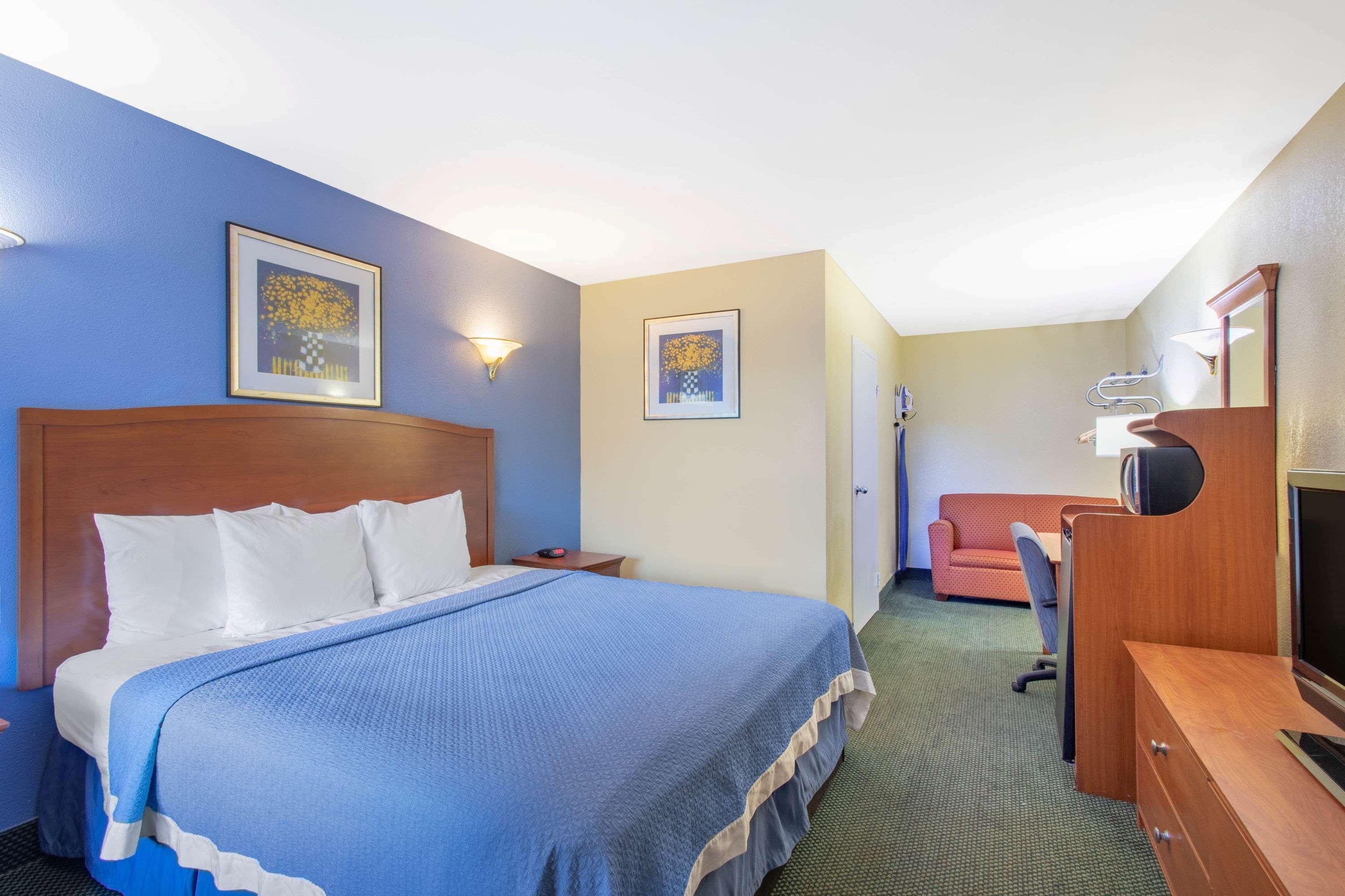 Days Inn By Wyndham Elmsford Eksteriør billede
