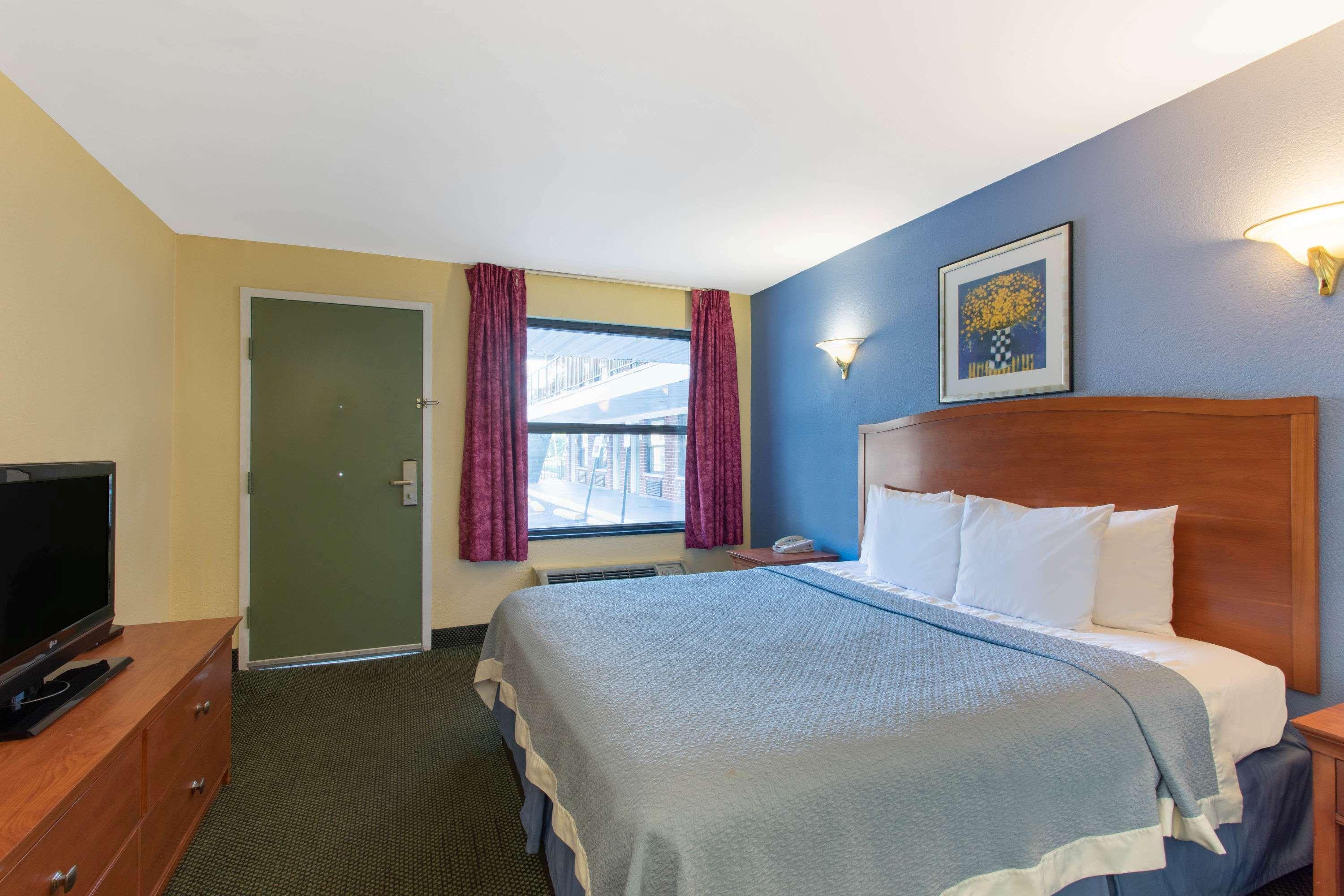 Days Inn By Wyndham Elmsford Eksteriør billede