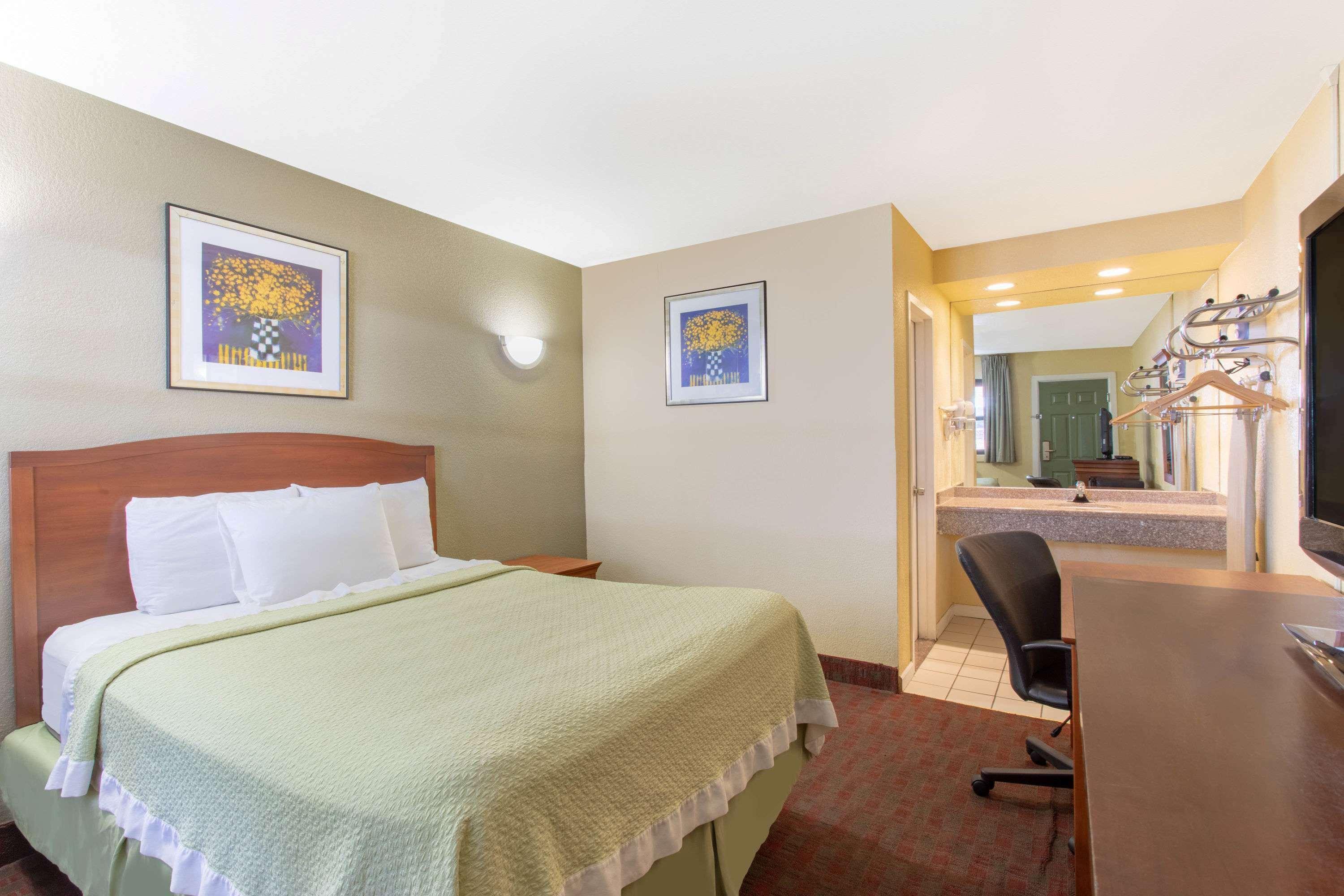 Days Inn By Wyndham Elmsford Eksteriør billede
