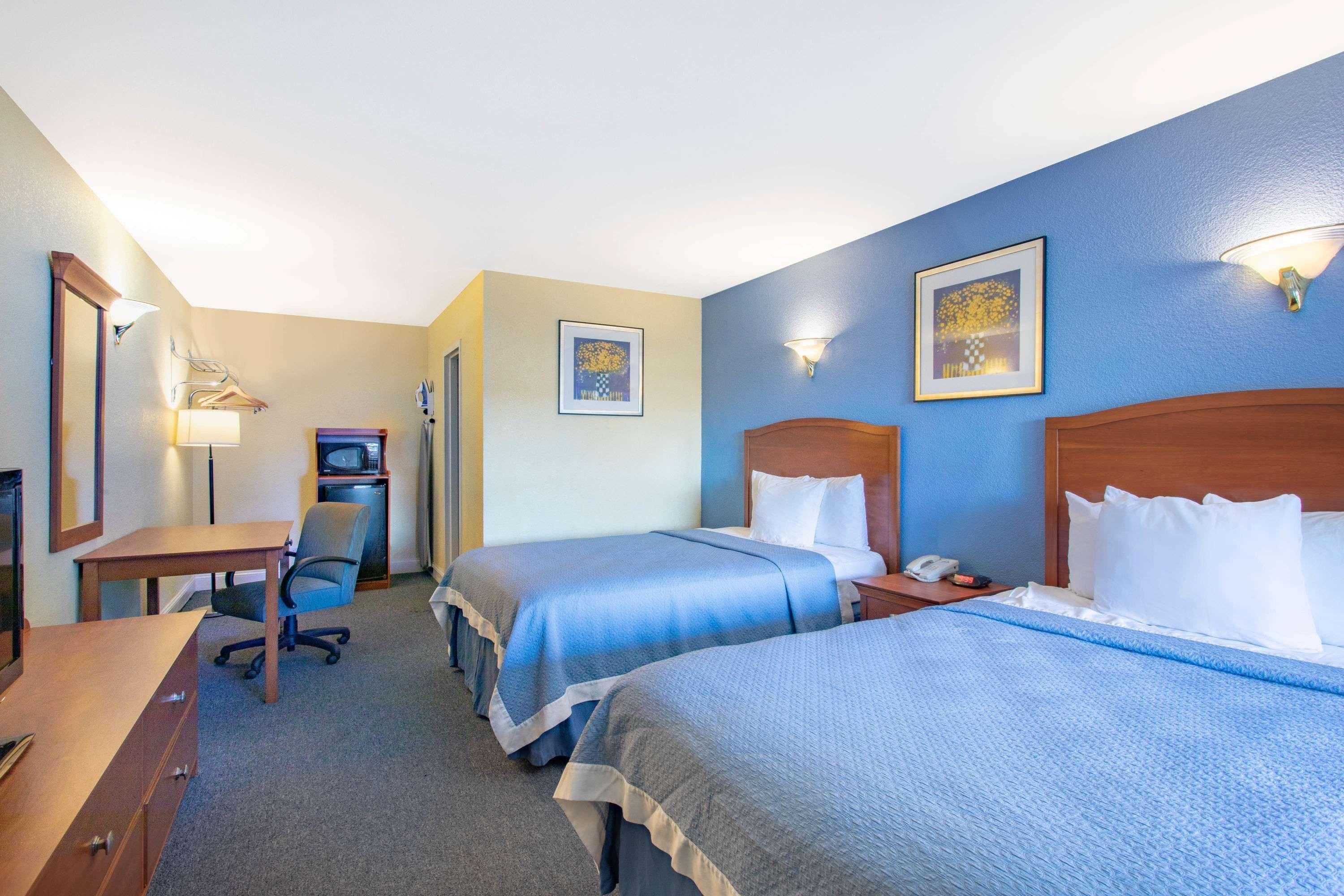 Days Inn By Wyndham Elmsford Eksteriør billede