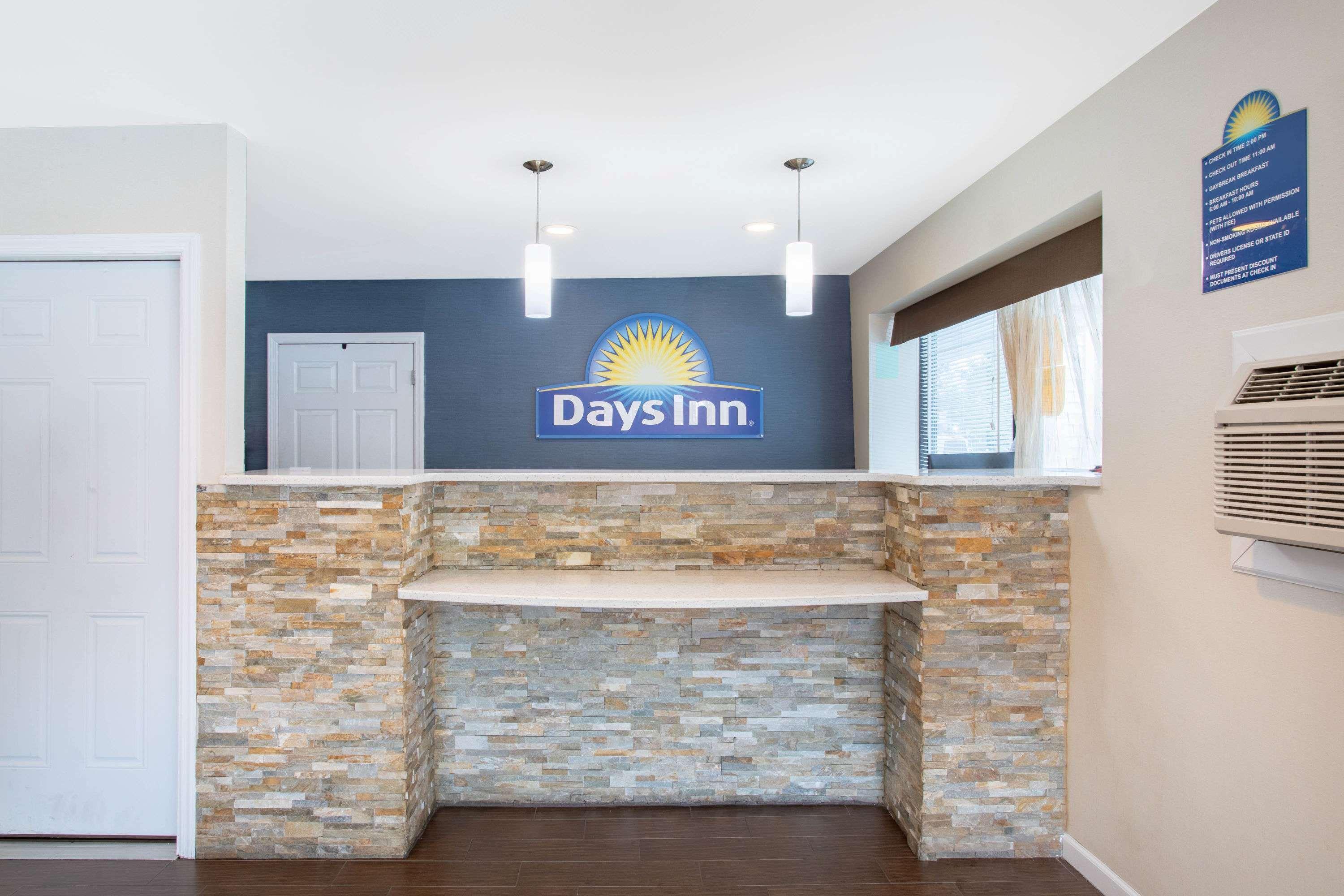 Days Inn By Wyndham Elmsford Eksteriør billede