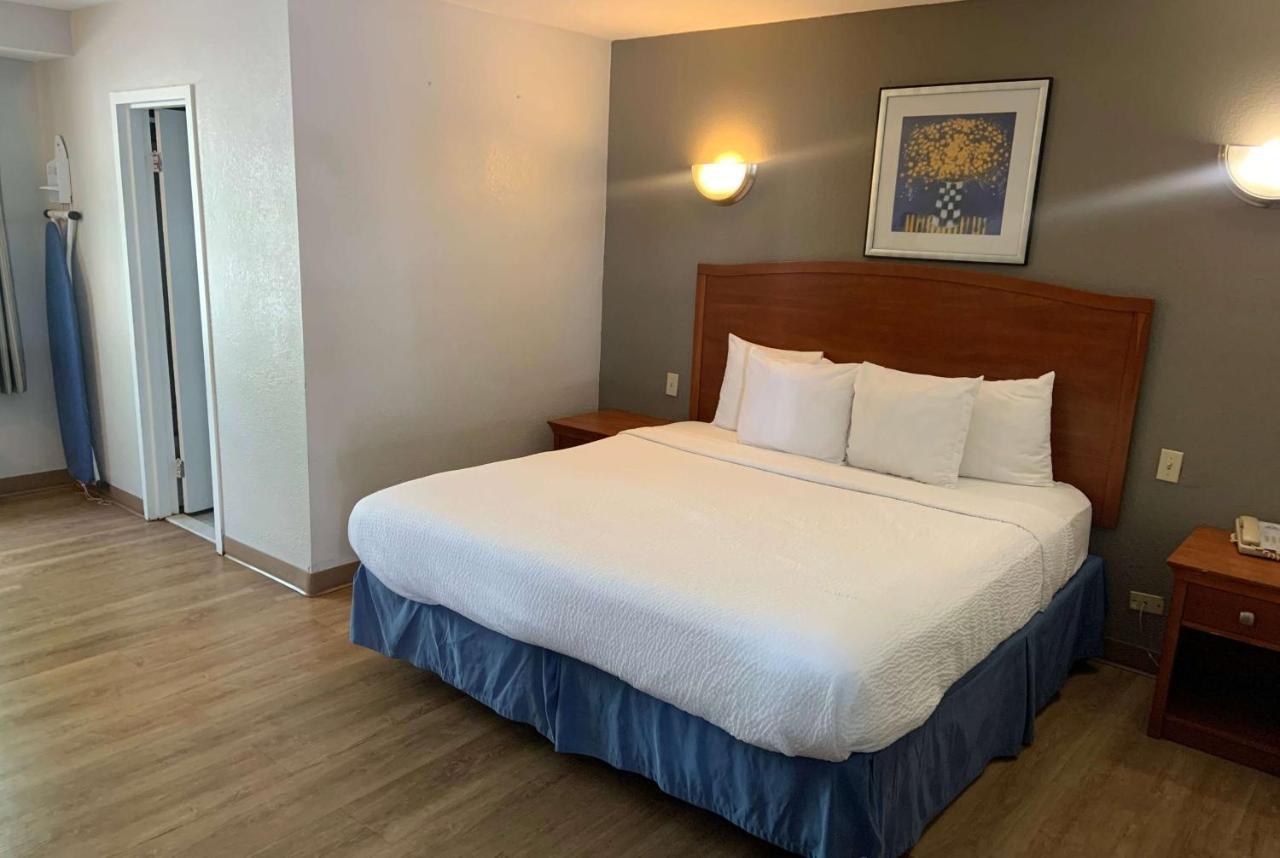 Days Inn By Wyndham Elmsford Eksteriør billede