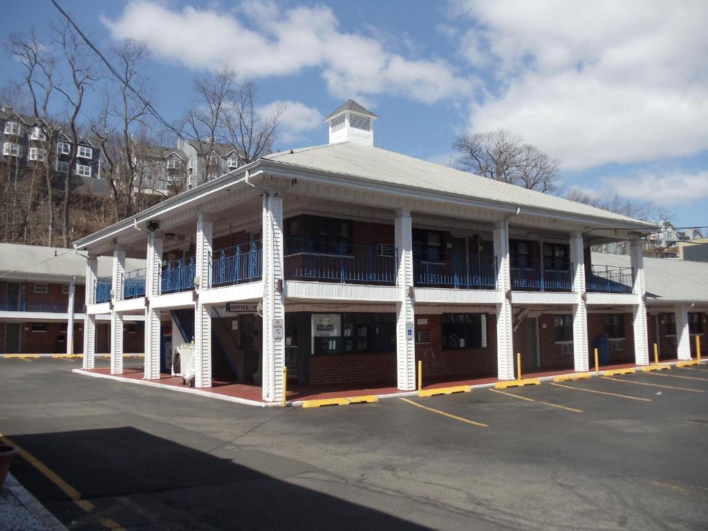 Days Inn By Wyndham Elmsford Eksteriør billede