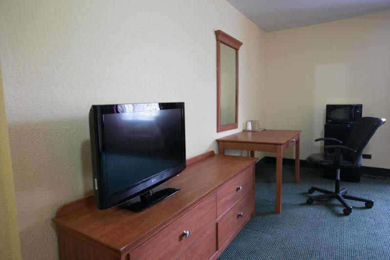Days Inn By Wyndham Elmsford Eksteriør billede