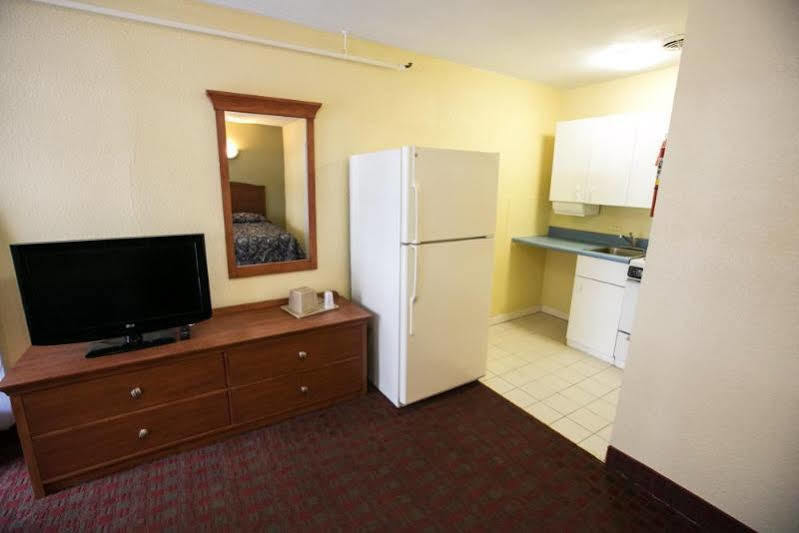 Days Inn By Wyndham Elmsford Eksteriør billede