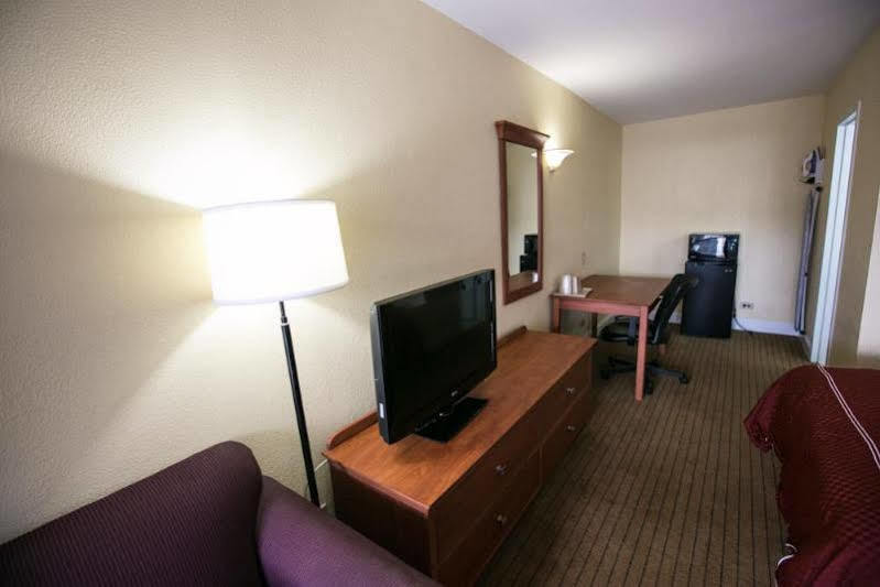 Days Inn By Wyndham Elmsford Eksteriør billede